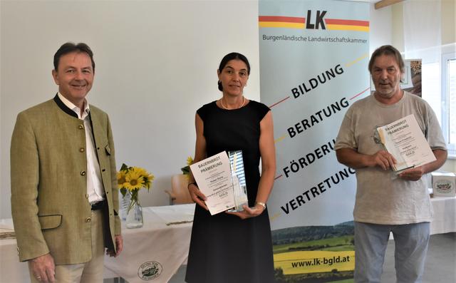Den Preisträgern Friedrich Dunst (rechts) aus Neustift und Doris Huber-Szendy aus Deutsch Tschantschendorf gratulierte Landwirtschaftskammerpräsident Nikolaus Berlakovich.