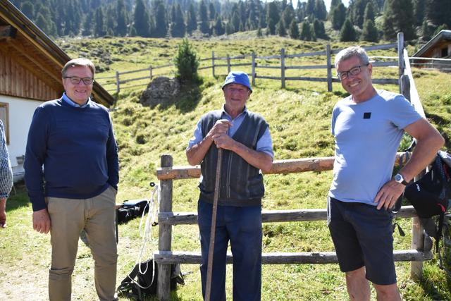 LH Günther Platter mit Bauer Angerer Herbert und Anton Steixner. | Foto: Michael Kendlbacher