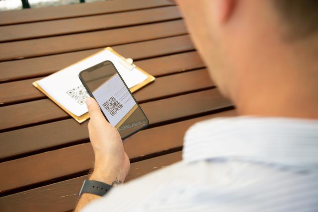 Die Verständigung erfolgt im Bedarfsfall via Push-Nachricht direkt aufs Handy. Der Gast muss keine personenbezogenen Daten hinterlassen.