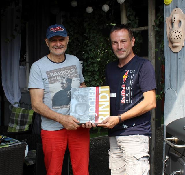 Erich Glavitza (li.) liest in Bruck aus seinem Buch "Jochen Rindt - Ikone mit verborgenen Tiefen".