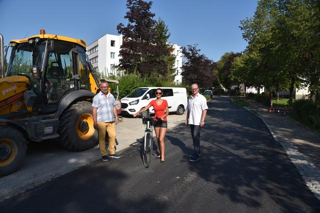 Die Stadträte Gerhard Windbichler (l.) und Peter Spicker (r.) mit Leutzendorfgasse-Anrainerin Katharina Pöter.
 | Foto: Stadtgemeinde Ternitz