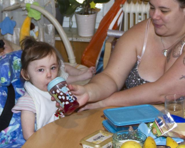 Vieles was Kathalea bereits gelernt hatte geht durch die Krankheit allmählich verloren und Mama Jennifer muss wieder helfen.