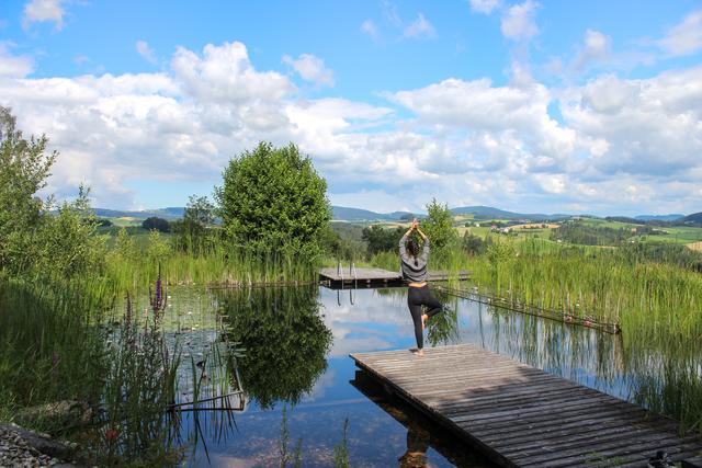 Yogamatte ausrollen und die Natur genießen: Statt Grillkursen wird es am Kleebauer Hof in Altenfelden künftig Yogaurlaube geben.