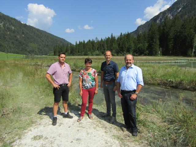 Lokalaugenschein am Pillersee-Zulauf: Leo Fischer (Wasserverband St. Ulrich-Waidring), LK-Führungsspitze Helga Brunschmid und Josef Hechenberger, Bezirksobmann Josef Heim (v. li.).