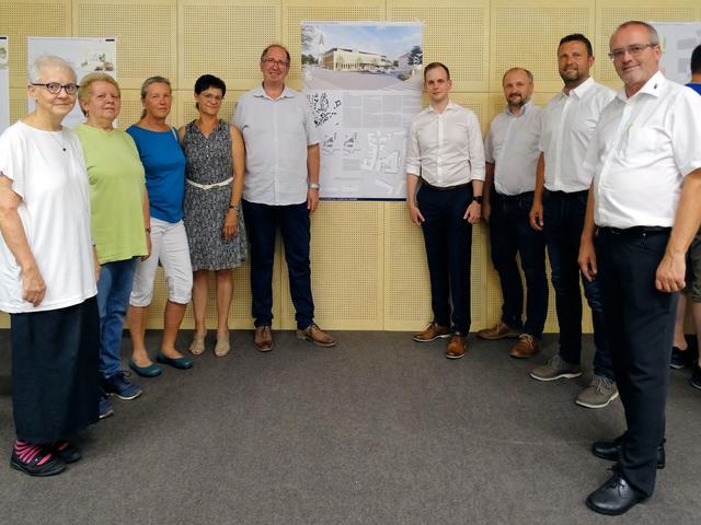 Im Bild von links Elisabeth Wappelshammer, Christine Weissenberg, Iris Lindner (alle Bürgerbeteiligung), Helga Kargl (Dorferneuerung), Bürgermeister Karl Elsigan, Oliver Pöll (Arch.-Büro Gschwantner), Vizebürgermeister Reinhard Poppinger, Horst Rosenbusch (gf.Gemeinderat und WAV) sowie Manfred Damberger (WAV).