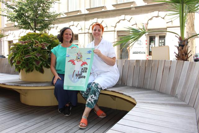 Kinderbezirksmuseumsleiterin Monika Grußmann und Bezirksvizin Isabelle Uhl präsentieren das bunte Ferienprogramm für alle Kinder.