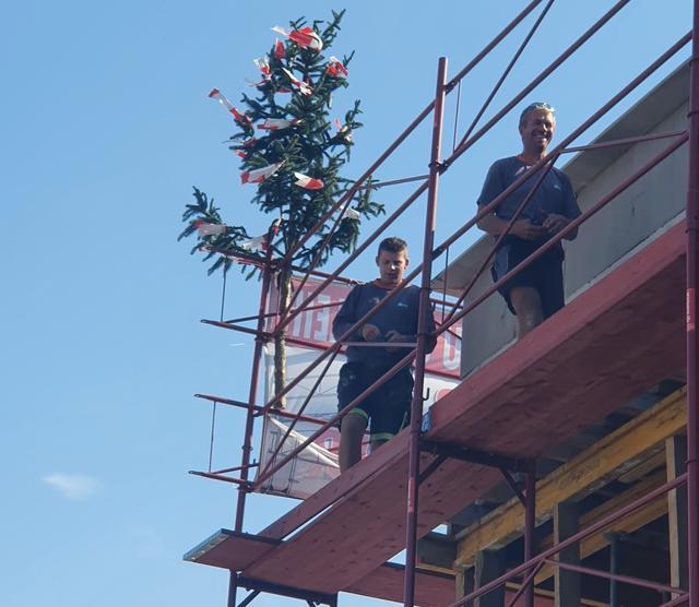 Der Rohbau ist fertig und es wird gefeiert.