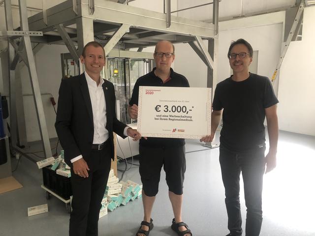 Übergabe des "Innovationsawards": Martin Resel von A1, Gerhard Gindl von Life Earth und Partner Amin Reyhani.