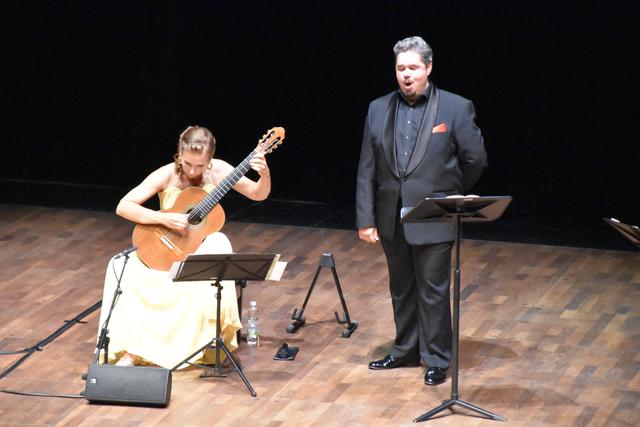 Ein besonderes Duo: Julia Malischnig auf der Gitarre mit dem südafrikanischen Startenor Jacques le Roux.  | Foto: Barbara Fluckinger