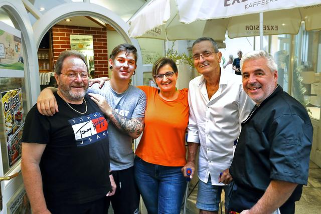 Musiker Boris, Koch Sandro, Wirtin Lilli, Musiker Heinz und Grillmeister Herby