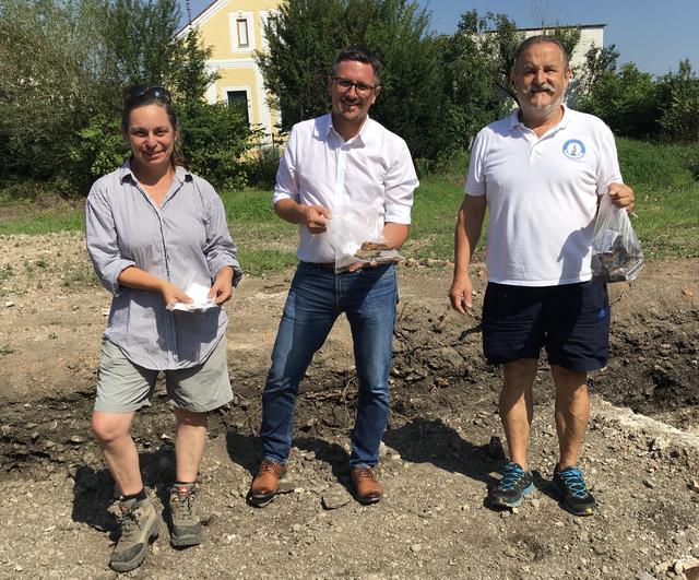 Archäologin Ute Scholz, Ortsvorsteher Manuel Scherscher und vom Geschichtskreis Mauer Otto Hinterholzer mit gefundenen Münzen, Tonstücken und Mauerresten. | Foto: Stadtgemeinde Amstetten