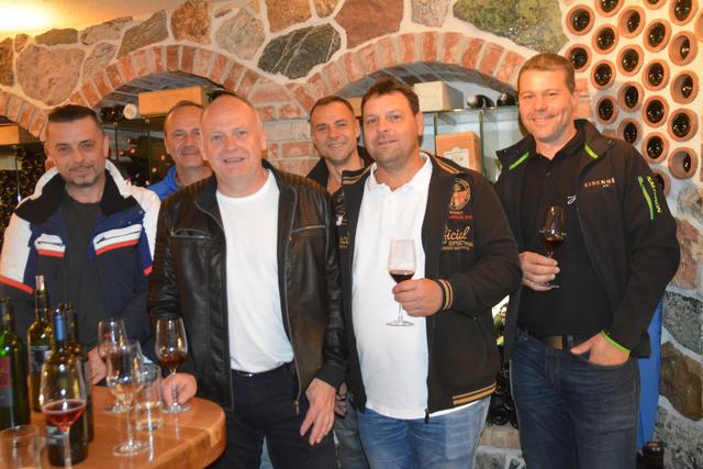 Gemütlich geht es im Weinkeller von Mathias Jalits und seinen Topweinen zu. | Foto: Michael Strini