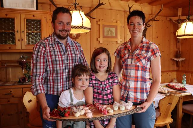 Daniel und Barbara Habicher mit Lena und Elisa präsentierten ihre tollen Eiskreationen.