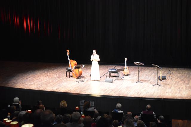 "Es ist ein besonderer Sommer und ein besonderes zweites La Guitarra Erl Festival", sagte Gitarristin Julia Malischnig gleich zu Beginn des Abends.  | Foto: Barbara Fluckinger