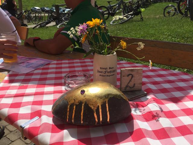 Der Wander-Gold-Stein ist ein Werk des Künstlers Johannes Angerbauer-Goldhoff.