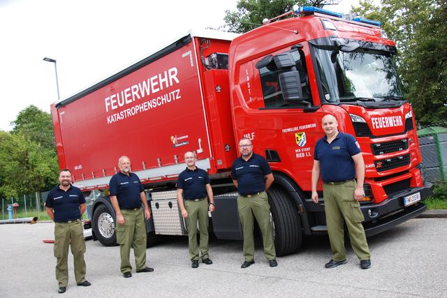 Die Führungsspitze des Bezirks-Feuerwehrkommandos Ried bei der Besichtigung des neuen Prototyps. | Foto: BFKDO Ried
