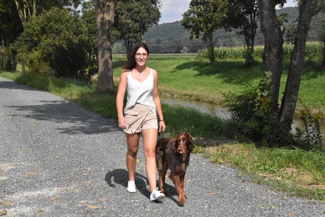 Michelle Latzko ist besonders gerne mit ihrem ständigen Begleiter Alvin in Badersdorf unterwegs.