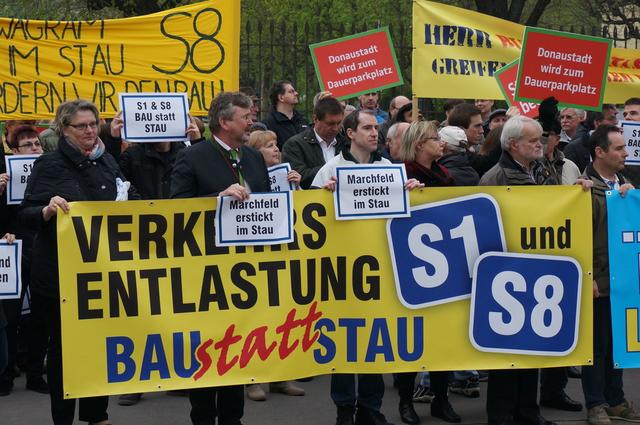 Demonstration der Marchfelder in Wien. Auf der Online-Seite der Petition www.ja-zur-s8.at ist auch der von Haindl beanstandete Slogan auf einem Plakat zu sehen.  | Foto: Marion Schirato