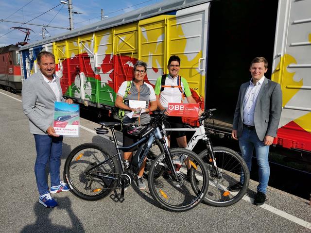 Reinhard Wallner (ÖBB) und Armin Egger (Land Kärnten) begrüßten mit  Familie Aigner den bereits 4444. Fahrgast im „Freizeit- &amp; Radsprinter Hohe Tauern“. | Foto: ÖBB/Limpl