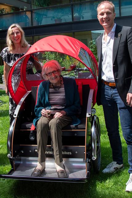 Bürgermeister Johannes Anzengruber besuchte Helene Waroschitz (M.) und Heimleiterin Claudia Ellmerer (l.) das erste Mal Anfang Juli. Die Hundertjährige bekam kurz darauf nochmal einen „Exklusivbesuch“ anlässlich ihres Geburtstags. | Foto:  IKM