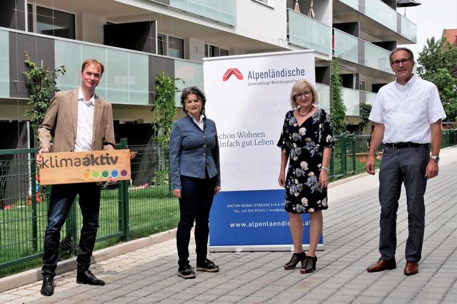 Jürgen Steinberger (GF Alpenländische),Bürgermeisterin Hedwig Wechner, Landesrätin Beate Palfrader, Markus Lechleitner (GF Alpenländische) (v.l.) freuen sich über die neue Wohnanlage