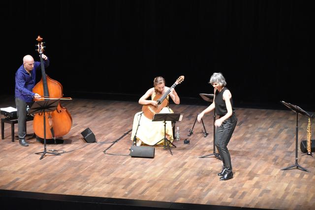 Stepptänzerin Sabine Hasicka (re.) verlieh dem Ganzen durch ihren Stepptanz einen besonderen Ausdruck.  | Foto: Barbara Fluckinger