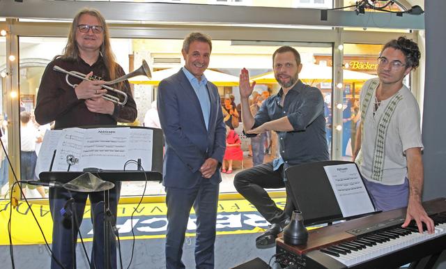 Jazzmusiker mit Weltruf Franz Hackl mit Helmut Rainer (Sparkasse Schwaz), Stepptänzer Max Pollak und Pianist Leo Genovese auf der Bühne im Schaufenster. | Foto: Sparkasse Schwaz