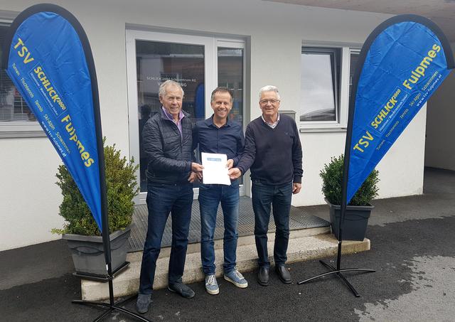 Mit neuem Sponsoring-Vertrag und Werbemitteln blicken die Kooperationspartner optimistisch in die Zukunft. Im Bild v.l.: Herbert Fichtl, Martin Pittl und Josef Hammer | Foto: Schlick 2000
