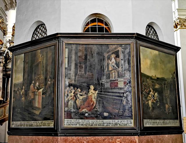 3 der 7 großen Leinwandbilder an der Außenseite der Gnadenkapelle.