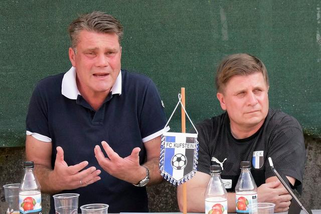 FCK Präsident Hannes Rauch (li.) und Kufsteins Regionalliga Trainer Wolfgang Schellenberg (re.) beim Presse Gespräch vom Dienstag in der Kufstein Arena.