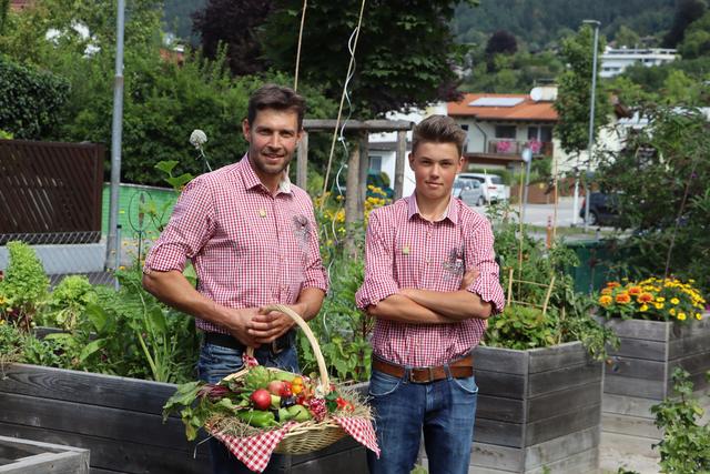 Gottfried Hallbrucker mit Sohn Bastian Hallbrucker, Bio Austria-Bauern | Foto: Isser