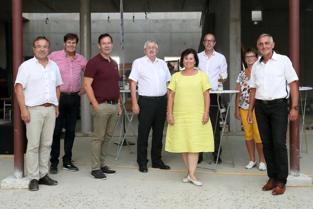 Zur Gleichenfeier kam auch Sozial-Landesrätin Birgit Gerstorfer (4. v. r.) am 13. August nach Schärding. | Foto:  Land OÖ/Stinglmayr