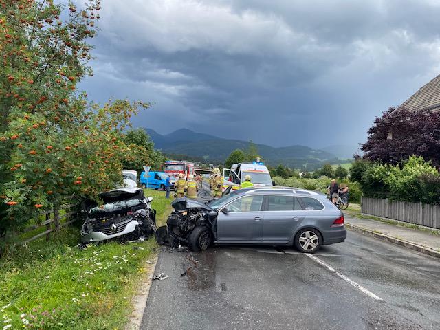 Zwei Autos prallten frontal ineinander.