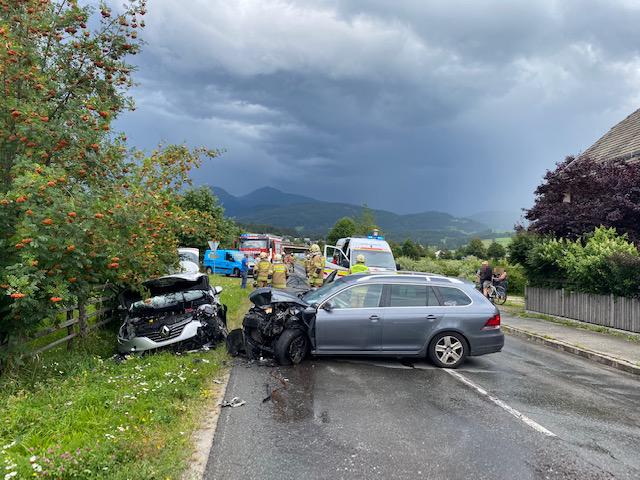 Zwei Autos prallten frontal ineinander. | Foto: Freiwillige Feuerwehr Tamsweg