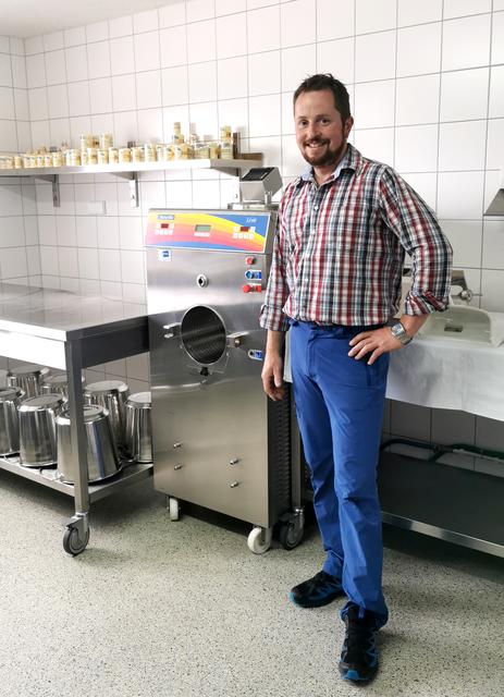 Daniel Habicher mit dem Herzstück der Produktion: Die Eismaschine.