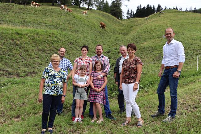 Bezirksbäuerin Gertrud Denoth, Bezirksstellenleiter Peter Frank, Barbara und Daniel Habicher mit ihren Töchtern Lena und Elisa, Bezirksobmann Elmar Monz, Vizepräsidentin Helga Brunschmid und Präsident Josef Hechenberger (v.li.) beim Besuch am Novelleshof. | Foto: Siegele