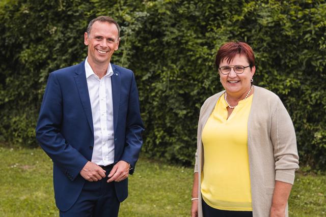 Presse_Oed_Öhling – Sportlandesrat Jochen Danninger mit Oed Öhlings Bürgermeisterin Michaela Hinterholzer