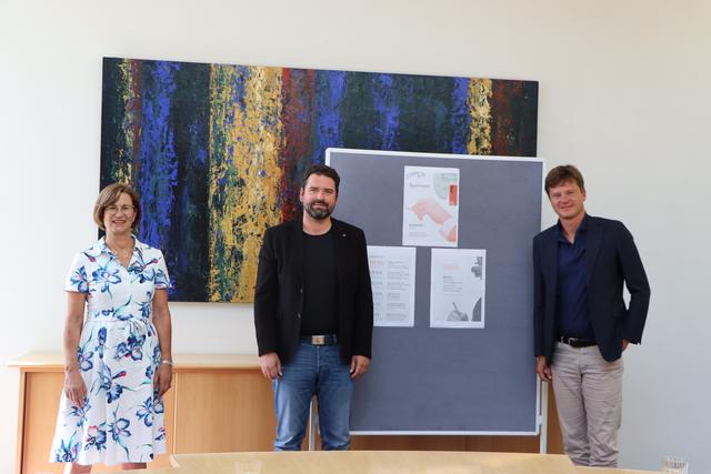 Organisatorin Birgit Hofer-Norz, Vizebgm und Kulturreferent der Stadt Landeck Peter Vöhl und Verantwortlicher für die Programmgestaltung Karl-Heinz Schütz präsentierten das abgeänderte "Horizonte" Programm für 2020. | Foto: Siegele