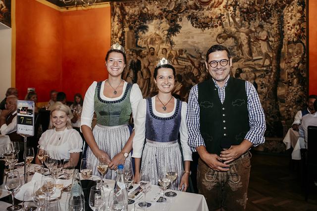 Ganz entzückt: Gregor Waltl mit den Weinhoheiten Katrin I. und Beatrix.