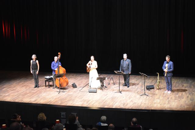 Stepptänzerin Sabine Hasicka, Bassist Alexander Lackner, Julia Malischnig, der südafrikanische Startenor Jacques le Roux und Saxophonist Edgar Unterkirchner (v.l.) wurden mit Applaus belohnt.  | Foto: Barbara Fluckinger