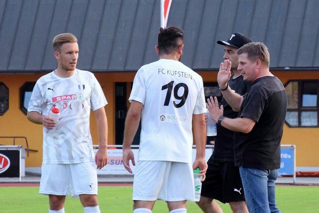 FCK Trainer Wolfgang Schellenberg (rechts) - beim ersten Heimspiel in der Regionalliga Tirol konnte in der dritten Runde der Tabellenführer SC Imst mit 1:0 besiegt werden.