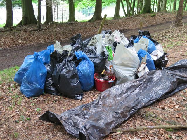 Unfassbar: Dieser Müllberg schlummerte in der Höhle. | Foto: Winkler