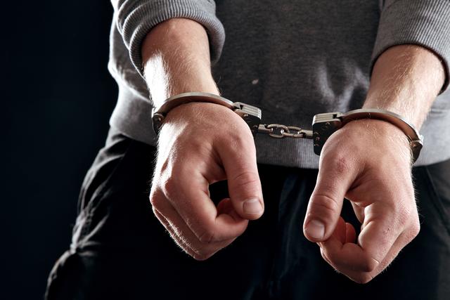 Ein Oberwarter wurde nach einer Fahrzeugattacke gegen einen Polizisten vorläufig festgenommen.