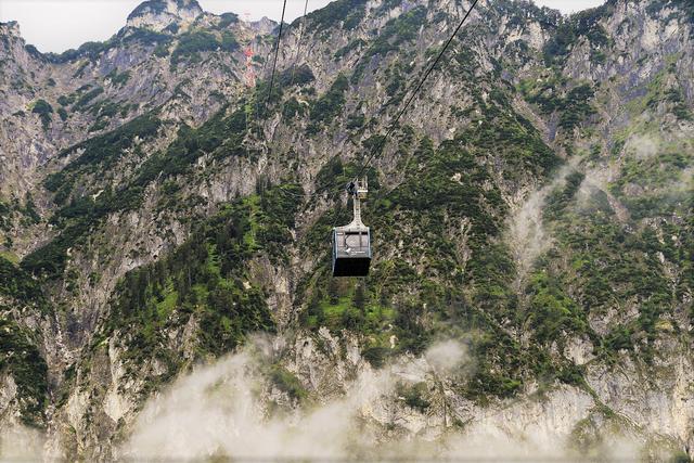 Untersbergseilbahn - Die neue Gondel mit Bergmassiv zu sehen.  | Foto: HKroBild