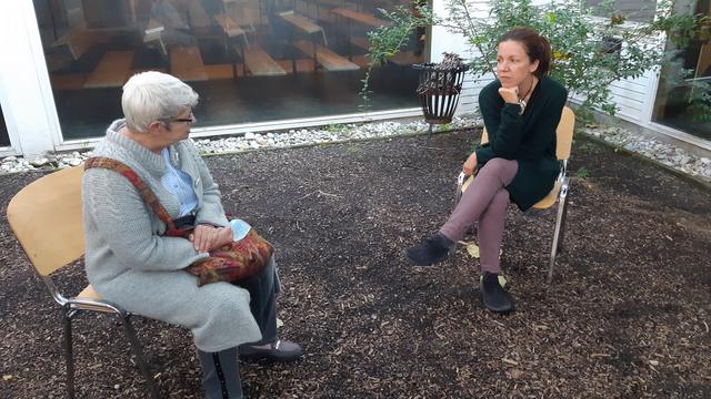 Sommer-Interview im Hof der Glaubenskirche - und mit Sicherheitsabstand