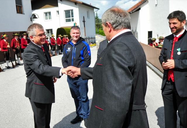 Corona-Gratulation von Polizeikommandant und Wintersportvereinsobmann Jakob Annewanter. | Foto: Hassl