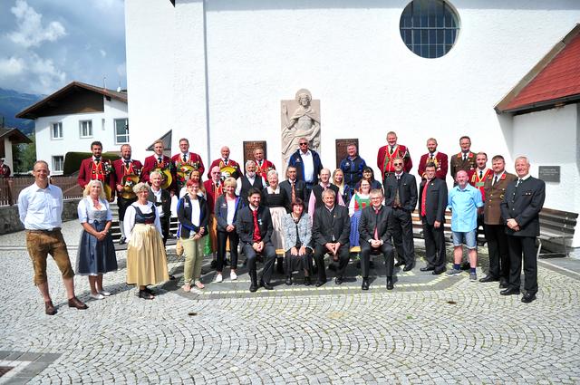 Der Jubilar mit Gattin im Kreise der vielen Vertreter der örtlichen Vereine, die für eine lange Gratulationstour sorgten und Geschenke mit dabei hatten. | Foto: Hassl