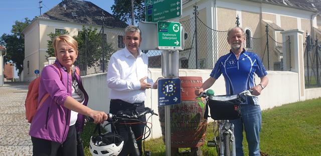 Bgm. Walter Temmel konnte den Initiator des Europa-Radwegs, den ehemaligen EU-Abgeordneten Michael Cramer (rechts), und Bezirksvorsteherin-Stv. Barbara Neuroth aus Wien-Wieden in Bildein begrüßen.  | Foto: Adella Glocknitzer