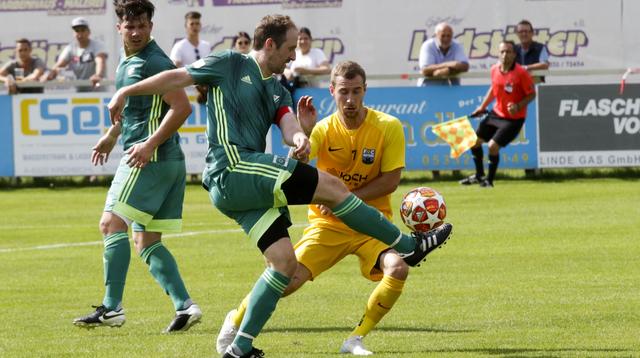 SV Kirchbichl (grün) vs. FC Natters - Kirchbichl Kapitän Stefan Heim stemmte sich vergeblich gegen die Niederlage. | Foto: Schwaighofer