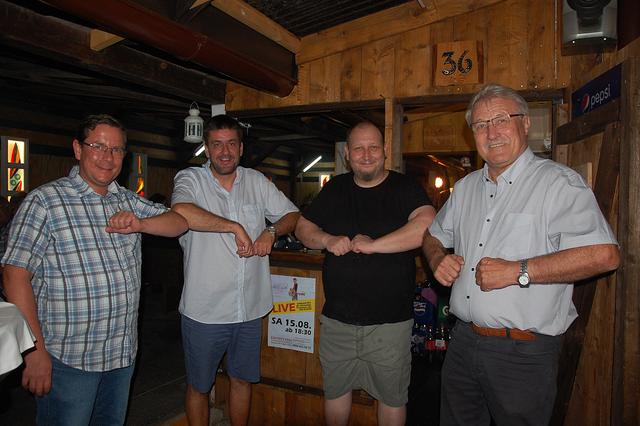 v.l.: Christian Böhm, Sänger Damjan Zih, Chef Lovro Gunther und Bürgermeister Stefan Visotschnig